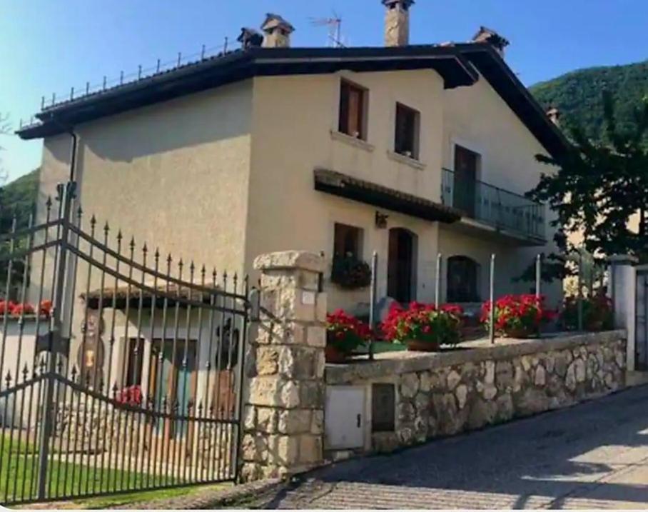A Due Passi Dai Lupi Villa Civitella Alfedena Exteriör bild